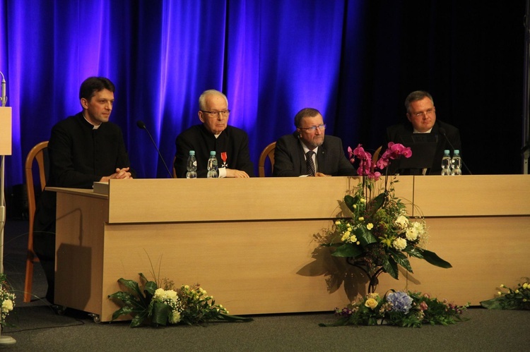 Tarnów. Konferencja o rodzinie i odznaczenie ks. Władysława Szewczyka