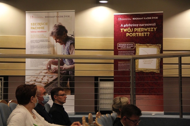 Tarnów. Konferencja o rodzinie i odznaczenie ks. Władysława Szewczyka