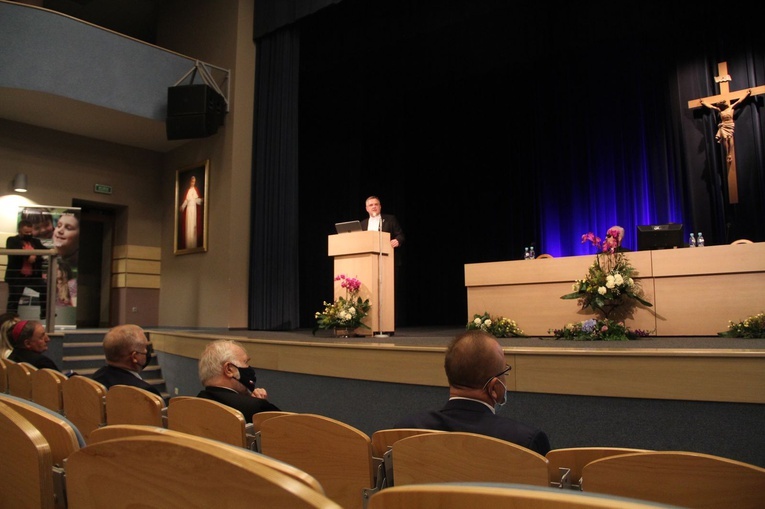 Tarnów. Konferencja o rodzinie i odznaczenie ks. Władysława Szewczyka