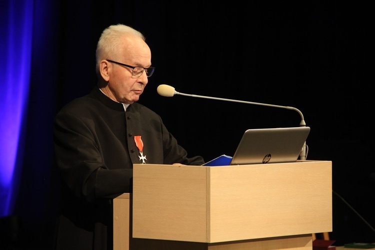 Tarnów. Konferencja o rodzinie i odznaczenie ks. Władysława Szewczyka