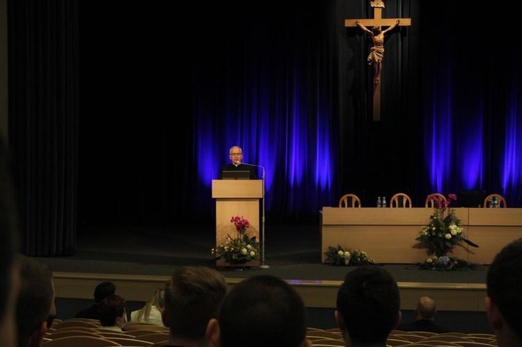 Tarnów. Konferencja o rodzinie i odznaczenie ks. Władysława Szewczyka