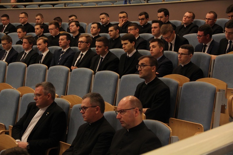 Tarnów. Konferencja o rodzinie i odznaczenie ks. Władysława Szewczyka