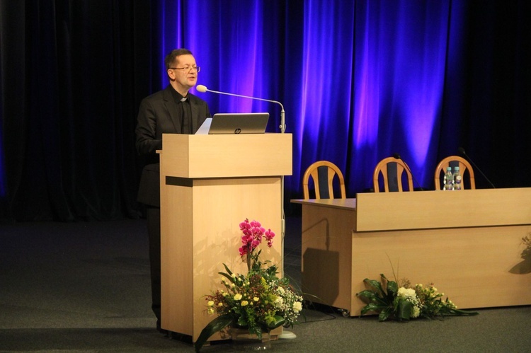 Tarnów. Konferencja o rodzinie i odznaczenie ks. Władysława Szewczyka