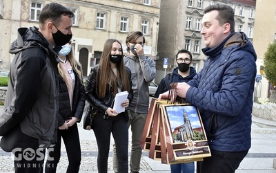 Grupa z Międzylesia odbierająca gratulacje i pamiątkowe upominki.