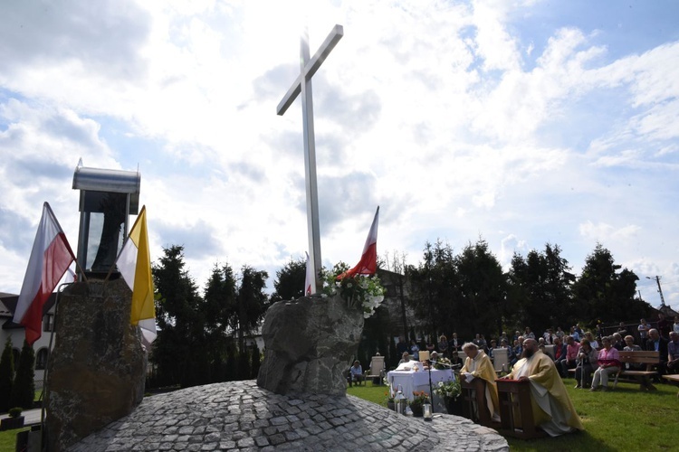 Krzyż i maryjna kapliczka w Błoniu