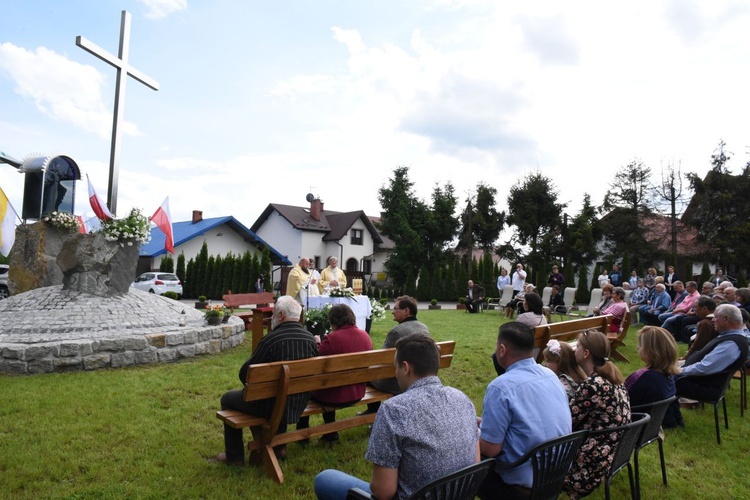 Krzyż i maryjna kapliczka w Błoniu