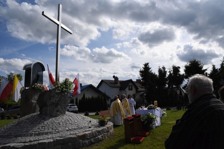 Krzyż i maryjna kapliczka w Błoniu