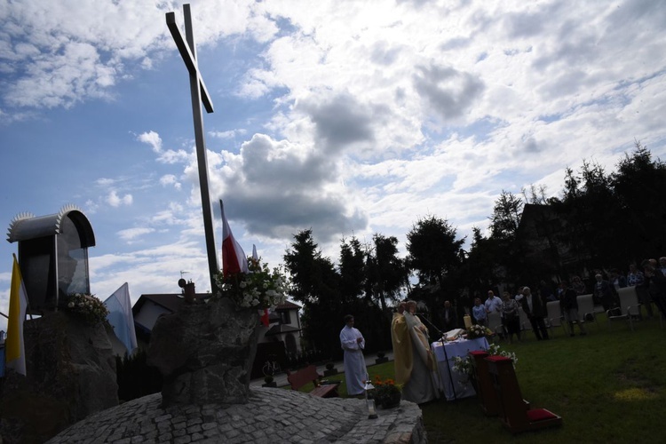 Krzyż i maryjna kapliczka w Błoniu