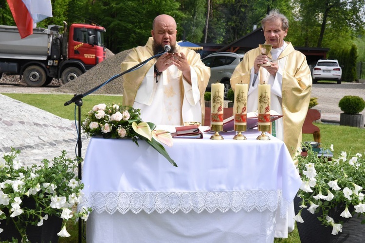 Krzyż i maryjna kapliczka w Błoniu