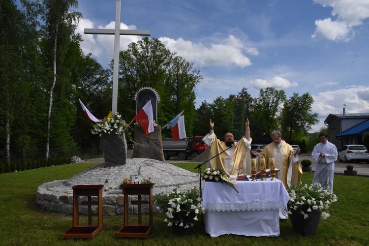 Krzyż i maryjna kapliczka w Błoniu