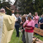 Krzyż i maryjna kapliczka w Błoniu