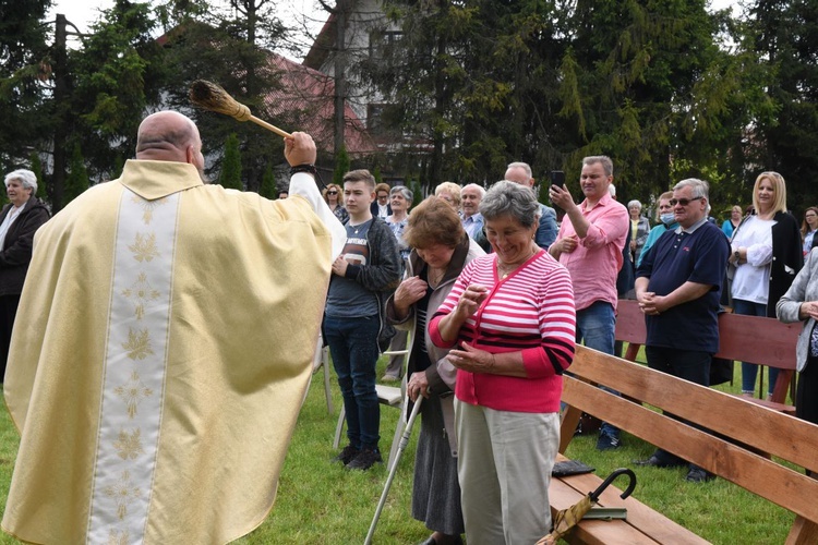 Krzyż i maryjna kapliczka w Błoniu