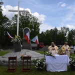 Krzyż i maryjna kapliczka w Błoniu