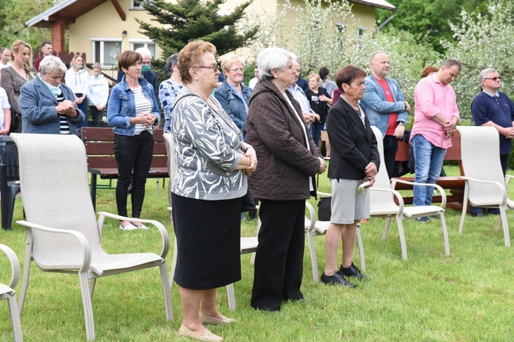 Krzyż i maryjna kapliczka w Błoniu