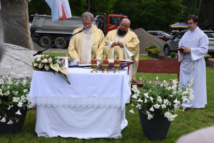 Krzyż i maryjna kapliczka w Błoniu