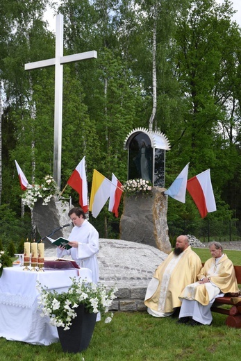 Krzyż i maryjna kapliczka w Błoniu