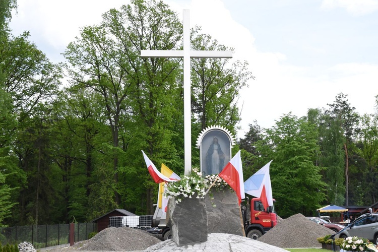 Krzyż i maryjna kapliczka w Błoniu