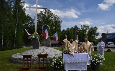 Krzyż i maryjna kapliczka w Błoniu