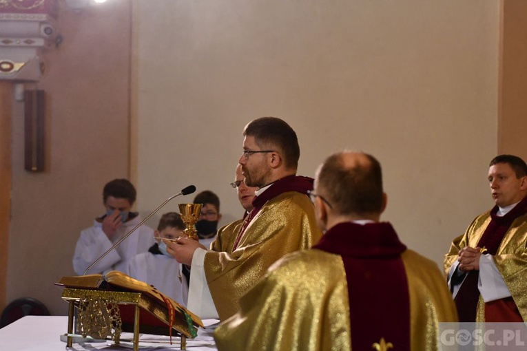 Czuwanie "Spotkać Zmartwychwstałego" dla młodzieży w Świebodzinie