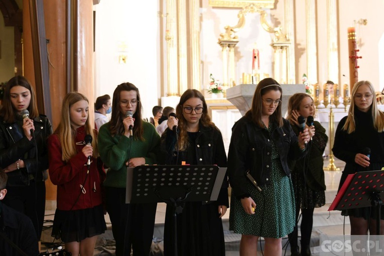 Czuwanie "Spotkać Zmartwychwstałego" dla młodzieży w Świebodzinie