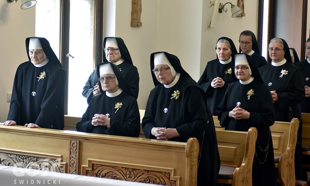 Jubilatki usiadły w pierwszych ławkach i miały odznaczające je spośród pozostałych kotyliony.