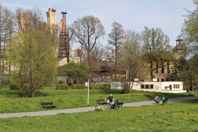 Franciszkanie w Tychach są od 25 lat. Spotkasz ich w tymczasowej kaplicy w Paprocanach