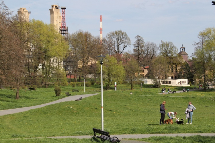 Franciszkanie w Tychach są od 25 lat. Spotkasz ich w tymczasowej kaplicy w Paprocanach