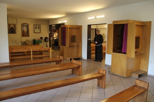 Franciszkanie w Tychach są od 25 lat. Spotkasz ich w tymczasowej kaplicy w Paprocanach