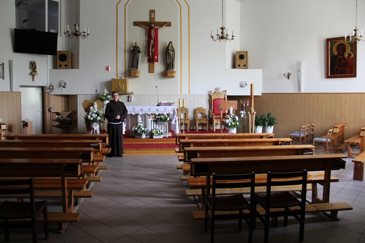 Franciszkanie w Tychach są od 25 lat. Spotkasz ich w tymczasowej kaplicy w Paprocanach