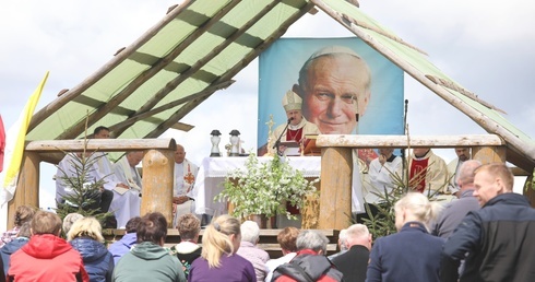 Modlitwom pod Krzyżem Jubileuszowym przewodniczył bp Piotr Greger.