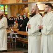 Dwóch nowych kapłanów i dwóch nowych diakonów mają bracia kapucyni.