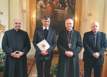Nominację na proboszcza puławskiej parafii odebrał ks. Stanisław Gulak (drugi z lewej).