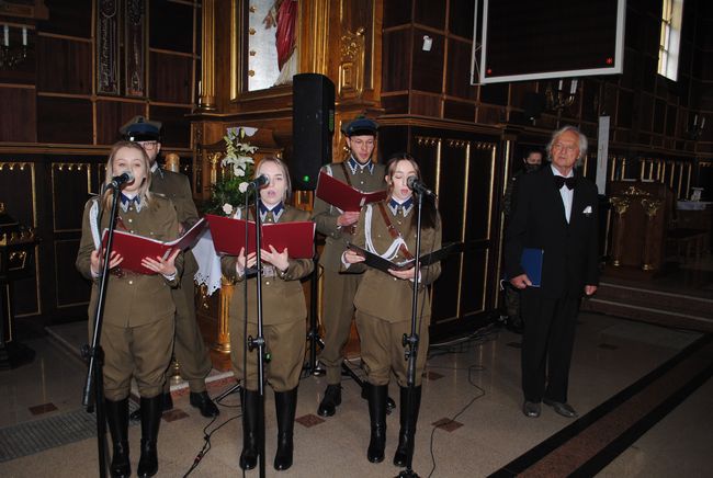 Muzycy zaśpiewali między innymi "Czerwone maki na Monte Cassino".