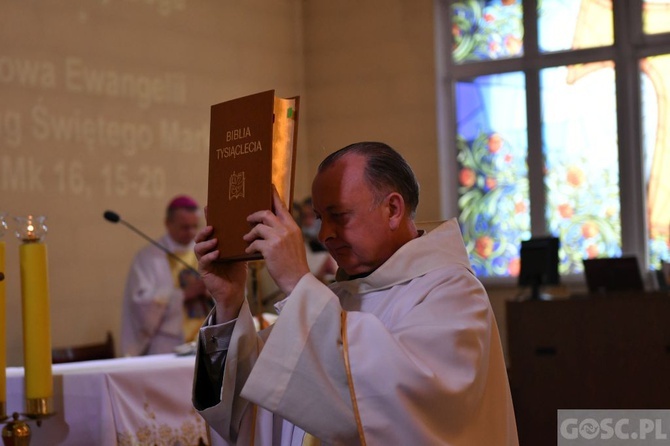 W tydzień przeczytają całą Biblię