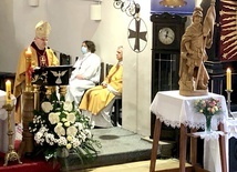 Bp Marek Mendyk w czasie głoszenia homilii w kościele św. Michała Archanioła w Bystrzycy Kłodzkiej.
