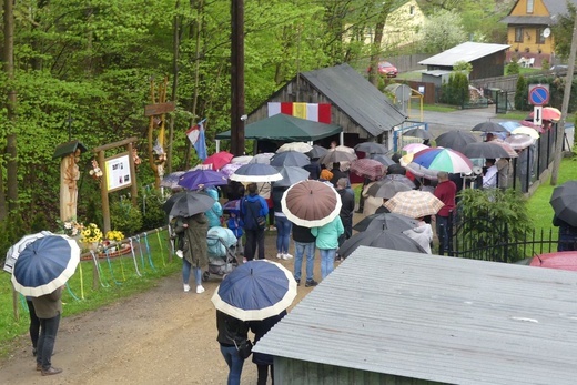 101. urodziny św. Jana Pawła II przy starej kuźni w Rzykach