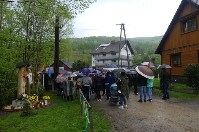 101. urodziny św. Jana Pawła II przy starej kuźni w Rzykach