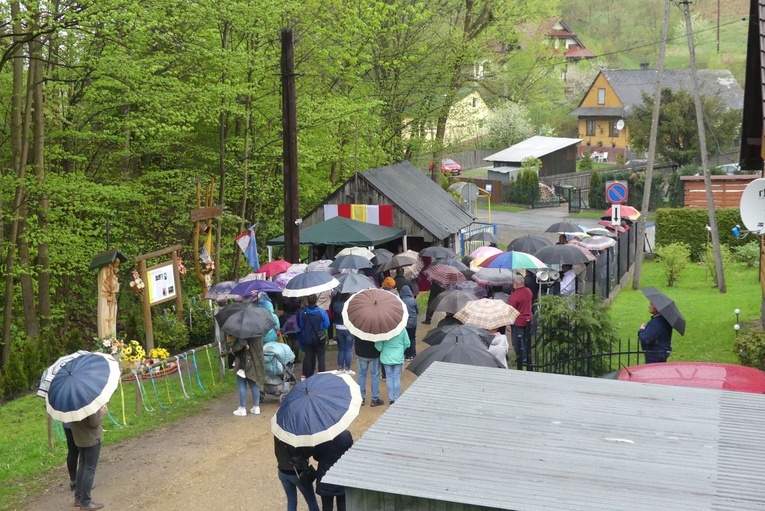 101. urodziny św. Jana Pawła II przy starej kuźni w Rzykach