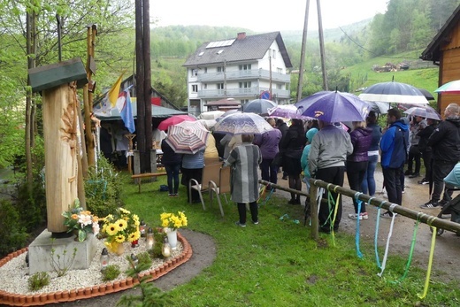 101. urodziny św. Jana Pawła II przy starej kuźni w Rzykach