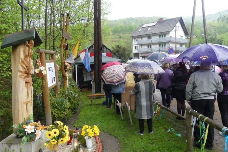 101. urodziny św. Jana Pawła II przy starej kuźni w Rzykach