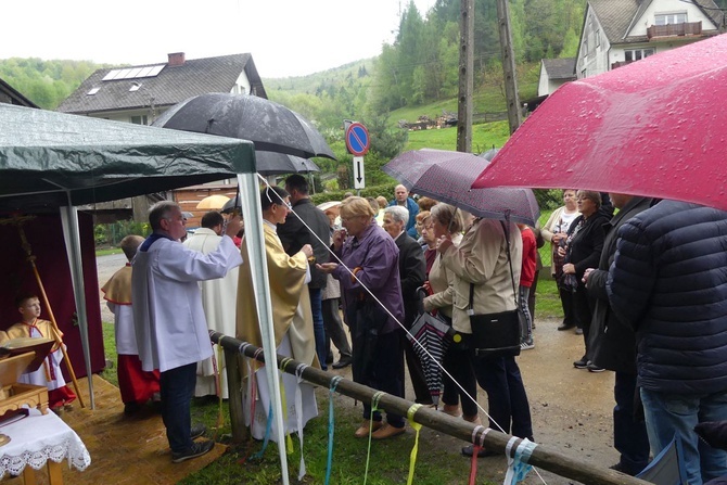 101. urodziny św. Jana Pawła II przy starej kuźni w Rzykach