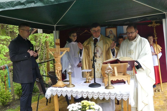 101. urodziny św. Jana Pawła II przy starej kuźni w Rzykach