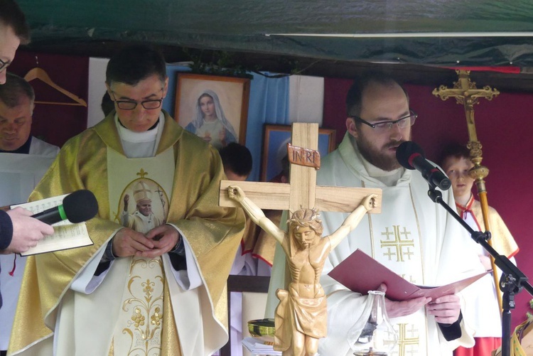 101. urodziny św. Jana Pawła II przy starej kuźni w Rzykach