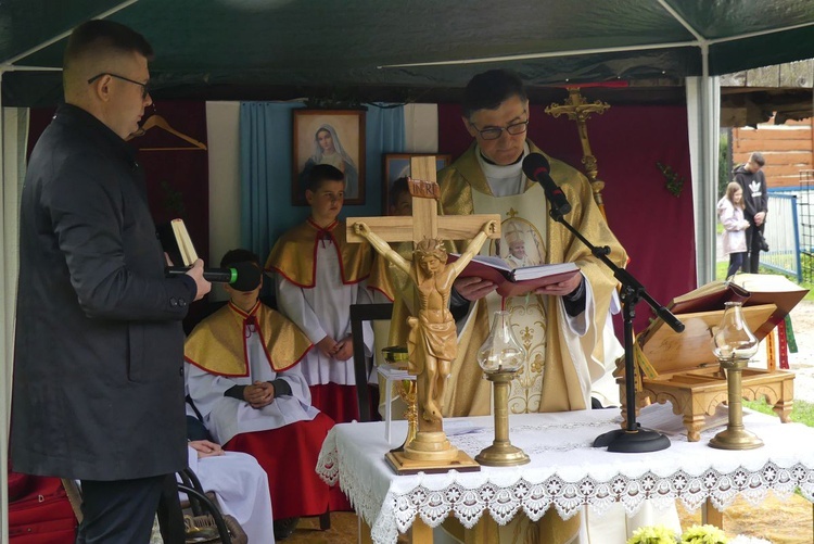 101. urodziny św. Jana Pawła II przy starej kuźni w Rzykach