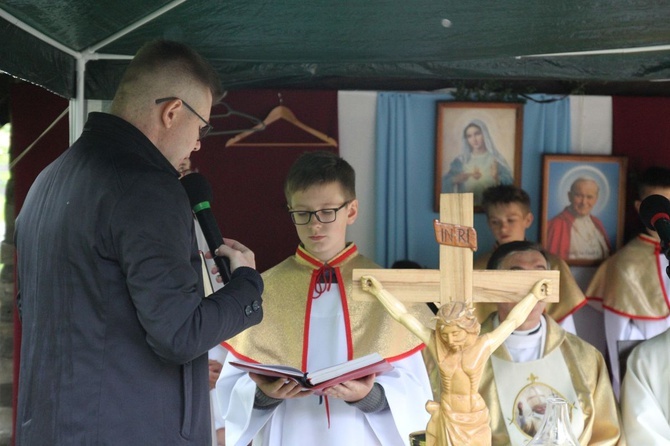 101. urodziny św. Jana Pawła II przy starej kuźni w Rzykach