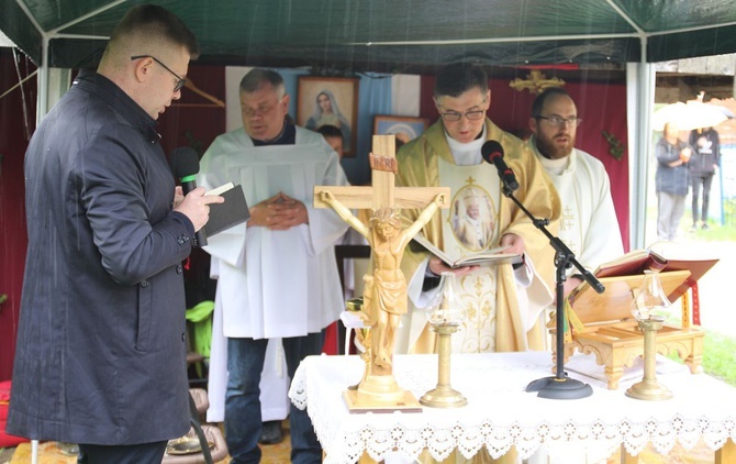 101. urodziny św. Jana Pawła II przy starej kuźni w Rzykach