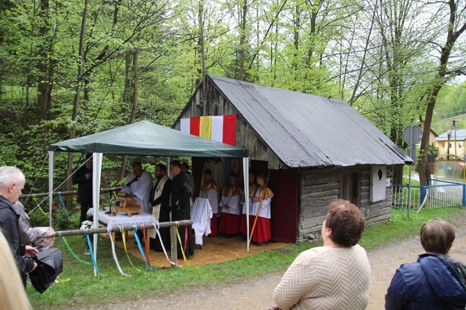 101. urodziny św. Jana Pawła II przy starej kuźni w Rzykach