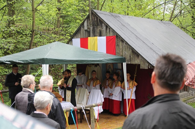 101. urodziny św. Jana Pawła II przy starej kuźni w Rzykach