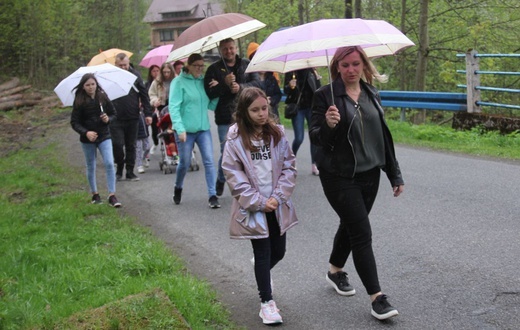 101. urodziny św. Jana Pawła II przy starej kuźni w Rzykach