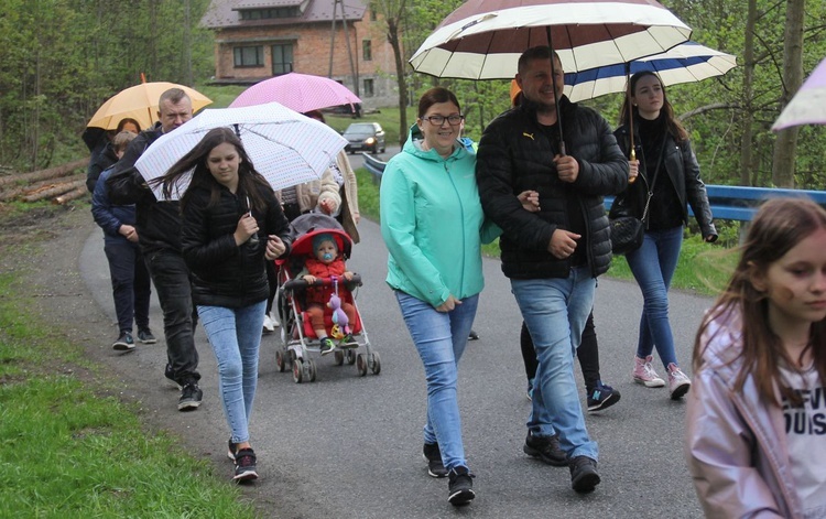 101. urodziny św. Jana Pawła II przy starej kuźni w Rzykach